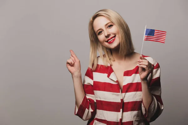 Блаженна Дівчина Тримає Прапор Сполучених Штатів Америки Сірому Тлі — стокове фото