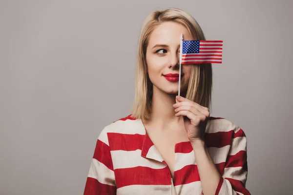 Prachtig Meisje Houdt Verenigde Staten Van Amerika Vlag Grijze Achtergrond — Stockfoto