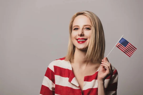 Prachtig Meisje Houdt Verenigde Staten Van Amerika Vlag Grijze Achtergrond — Stockfoto