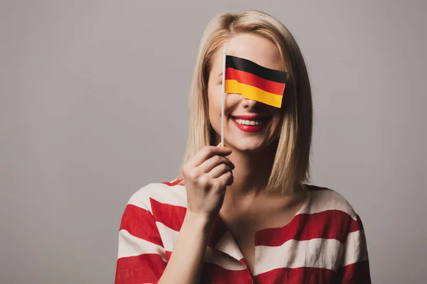 Красивая Блондинка Держит Немецкий Флаг Сером Фоне — стоковое фото