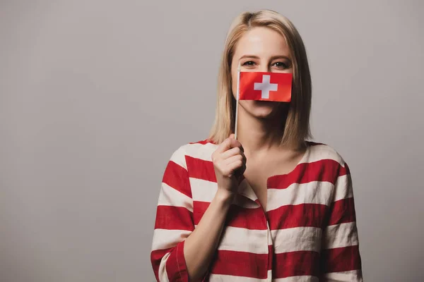 Vacker Flicka Håller Schweiz Flagga Grå Bakgrund — Stockfoto