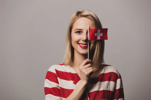 Niña Beatiful Sostiene Bandera Suiza Sobre Fondo Gris —  Fotos de Stock