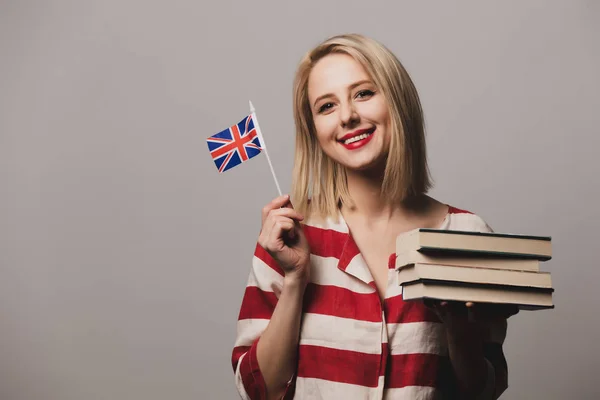 Блаженна Дівчина Тримає Британський Прапор Книжки Синьому Фоні — стокове фото