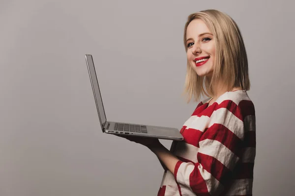 Prachtig Meisje Houdt Laptop Computer Grijze Achtergrond — Stockfoto