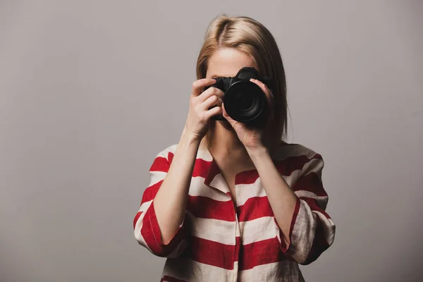 Mooi Meisje Houdt Foto Camera Grijze Achtergrond — Stockfoto