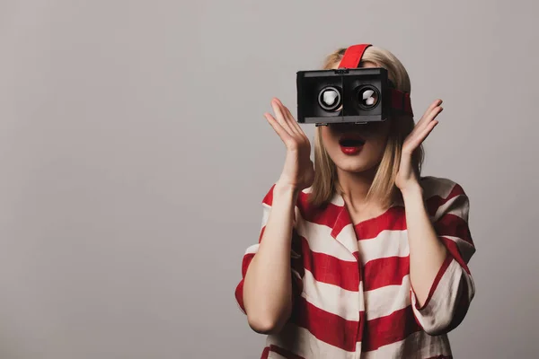 Schöne Mädchen Brille Auf Grauem Hintergrund — Stockfoto