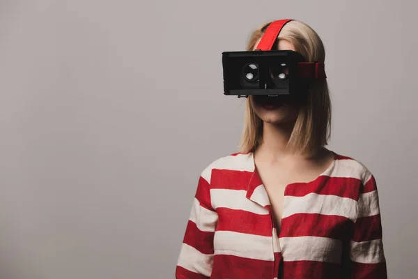 Chica Hermosa Gafas Sobre Fondo Gris — Foto de Stock