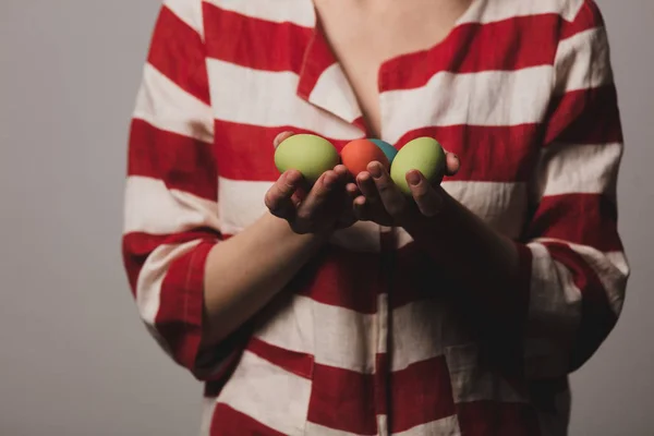 Fille Béatifique Tient Oeufs Pâques Sur Fond Gris — Photo