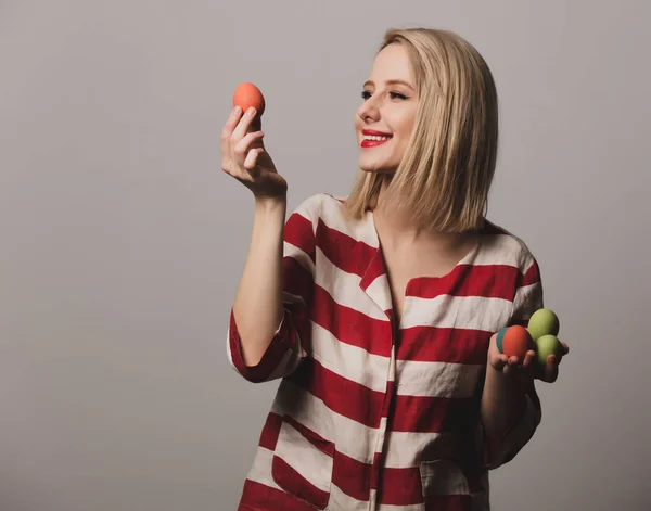 Beatiful Chica Sostiene Huevos Pascua Gris Fondo — Foto de Stock