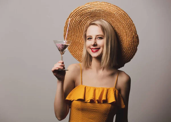 Beatiful Girl Hat Yellow Dress Grey Background — ストック写真