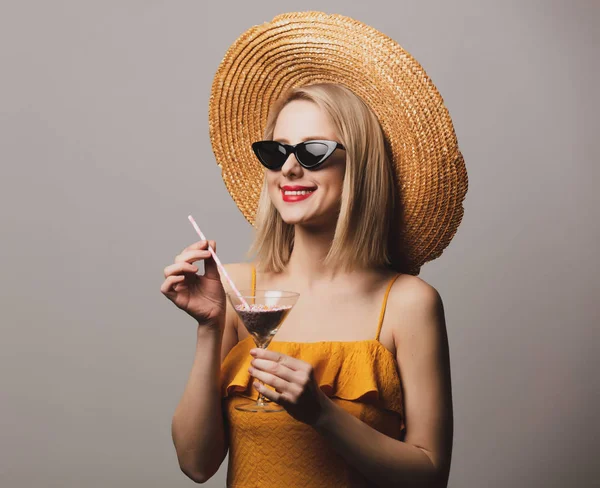 Şapkalı Güzel Bir Kız Gri Arka Planda Sarı Bir Elbise — Stok fotoğraf