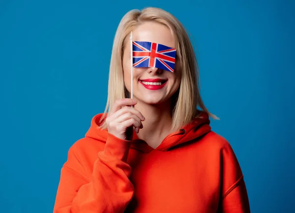 Блаженна Дівчина Тримає Британський Прапор Синьому Фоні — стокове фото