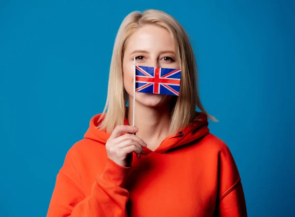 Блаженна Дівчина Тримає Британський Прапор Синьому Фоні — стокове фото