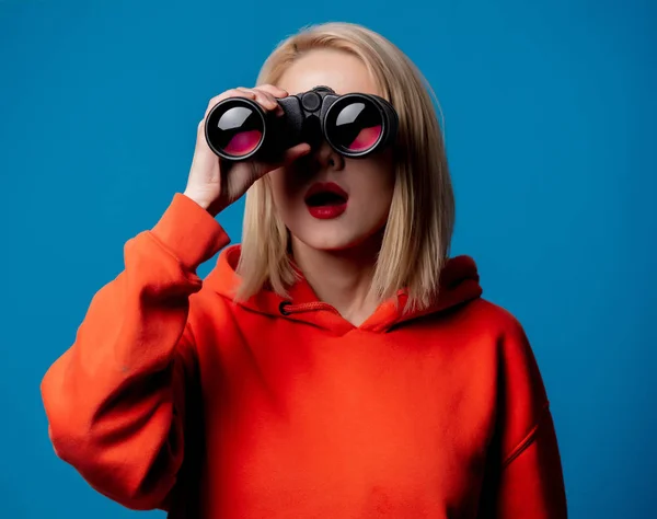 Menina Beatiful Mantém Binóculos Fundo Azul — Fotografia de Stock