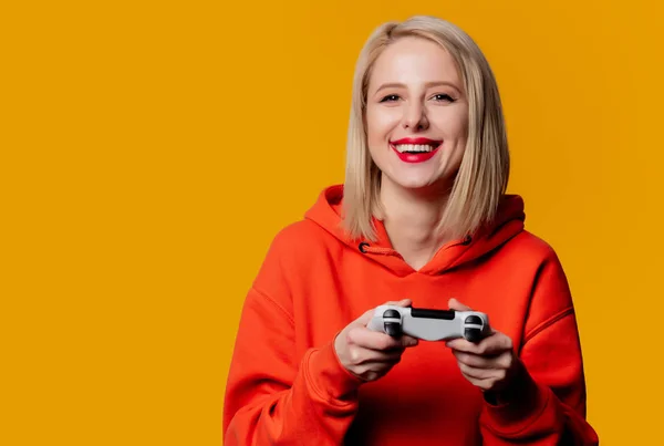Jovem Gamer Menina Com Gamepad Branco Fundo Amarelo — Fotografia de Stock