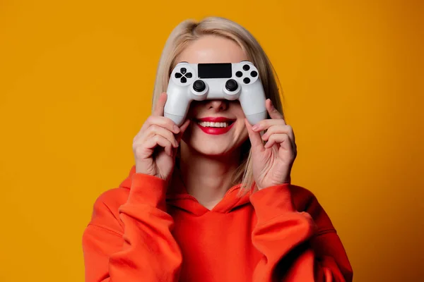 Jovem Gamer Menina Com Gamepad Branco Fundo Amarelo — Fotografia de Stock
