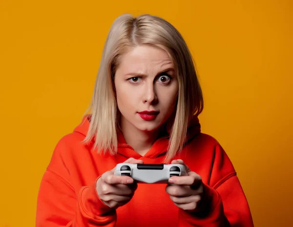 Meisje Enthousiast Speelt Met Een Joystick Een Computer Spel — Stockfoto