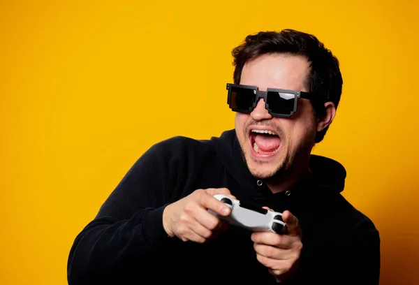 Güneş gözlüklü adam joystick ile oynuyor. — Stok fotoğraf
