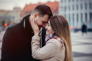 Wroclaw, Polonya 'da genç çift sokakta sarılıyor.