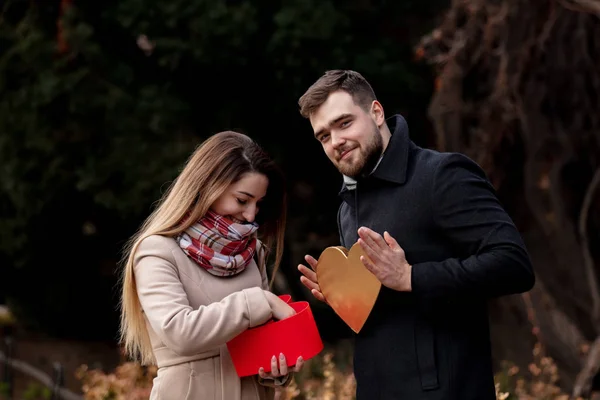 Guy Gives Girl Box Gift Valentine Day — Stock Photo, Image