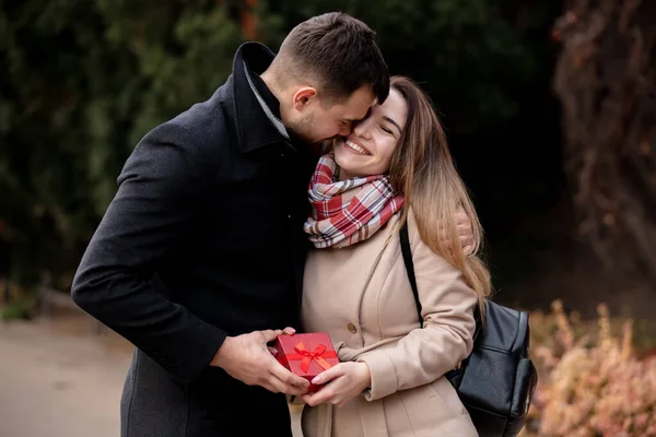 Cara Uma Caixa Menina Com Presente Para Dia Dos Namorados — Fotografia de Stock