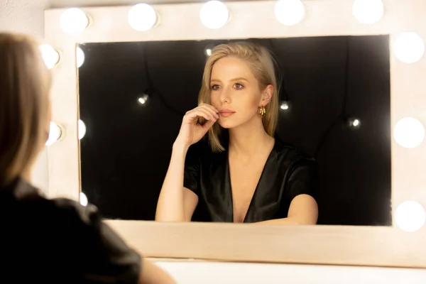 Hermosa Mujer Rubia Cerca Del Espejo Maquillaje —  Fotos de Stock