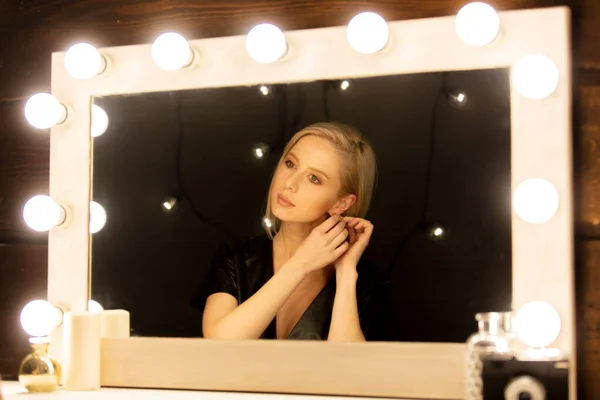 Mulher Loira Bonita Perto Espelho Maquiagem — Fotografia de Stock