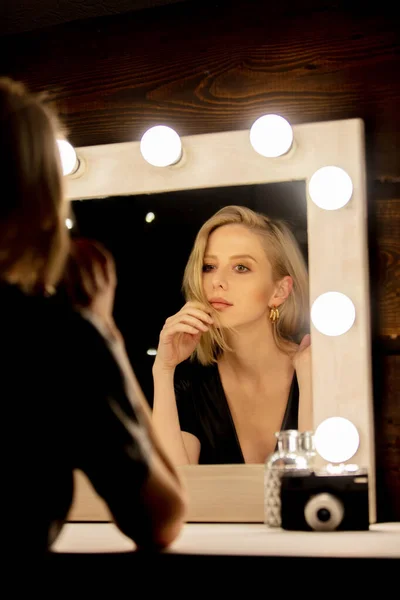 Beautiful Blonde Woman Makeup Mirror — 스톡 사진