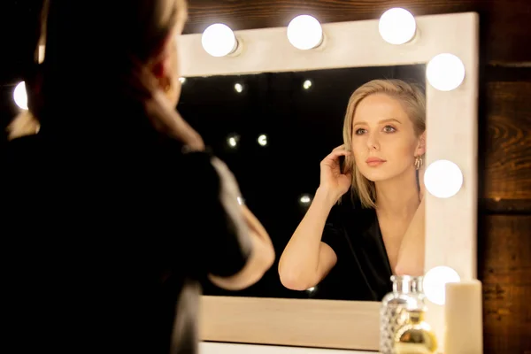 Mulher Loira Bonita Perto Espelho Maquiagem — Fotografia de Stock