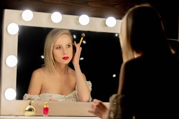 Femme blonde en robe près miroir de maquillage — Photo