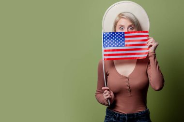 Amerika Birleşik Devletleri bayrağı taşıyan şapkalı güzel kovboy kız.