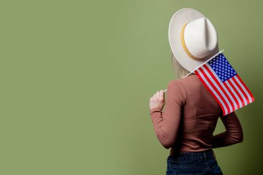 Amerika Birleşik Devletleri bayrağı taşıyan şapkalı güzel kovboy kız.