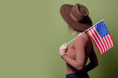 Amerika Birleşik Devletleri bayrağı taşıyan şapkalı güzel kovboy kız.