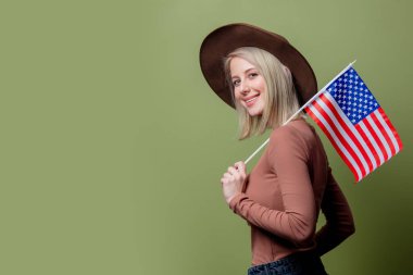 Amerika Birleşik Devletleri bayrağı taşıyan şapkalı güzel kovboy kız.