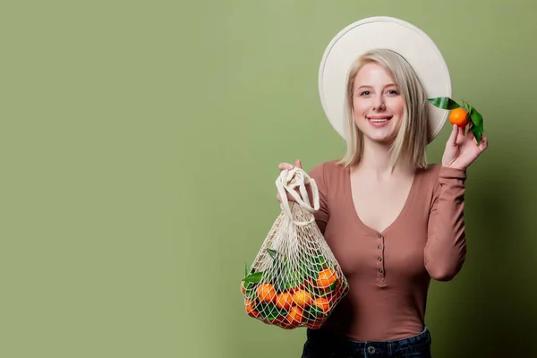 Mujer Joven Con Mandarinas Una Bolsa Hilo Sobre Fondo Verde —  Fotos de Stock