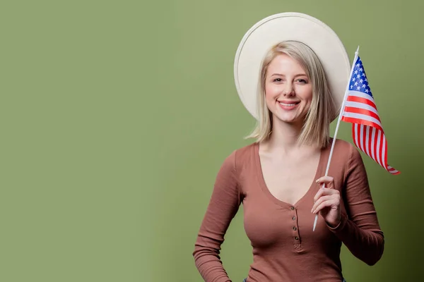 Прекрасна ковбойка в капелюсі з прапором Сполучених Штатів Америки. — стокове фото