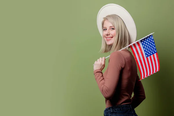 Mooi cowgirl in een hoed met Verenigde Staten van Amerika vlag — Stockfoto
