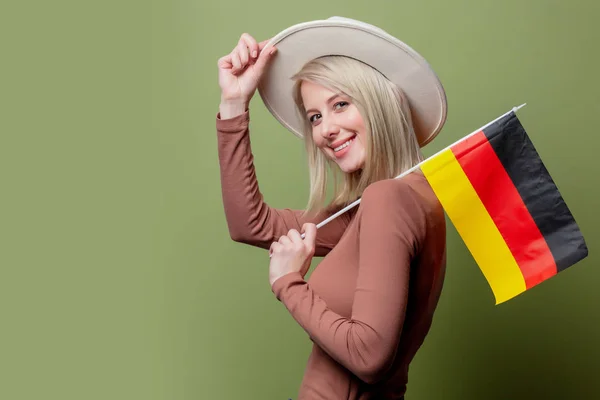 Schöne Frau mit Hut und Deutschlandfahne — Stockfoto