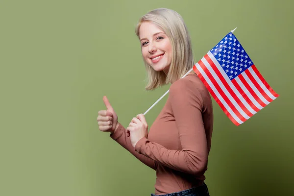 Hermosa vaquera con bandera de Estados Unidos de América —  Fotos de Stock