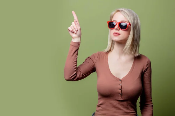 Menina loira bonita em um óculos de sol e blusa — Fotografia de Stock