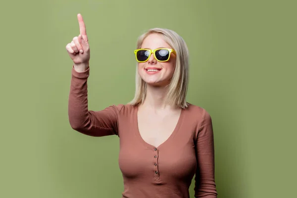 Vacker blond flicka i solglasögon och blus — Stockfoto