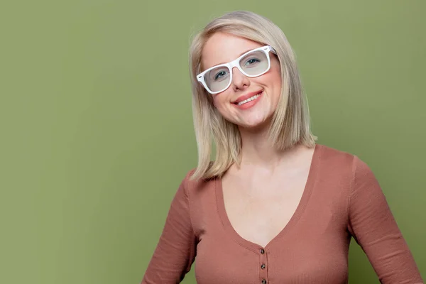 Schöne blonde Mädchen in einer Brille und brauner Bluse — Stockfoto