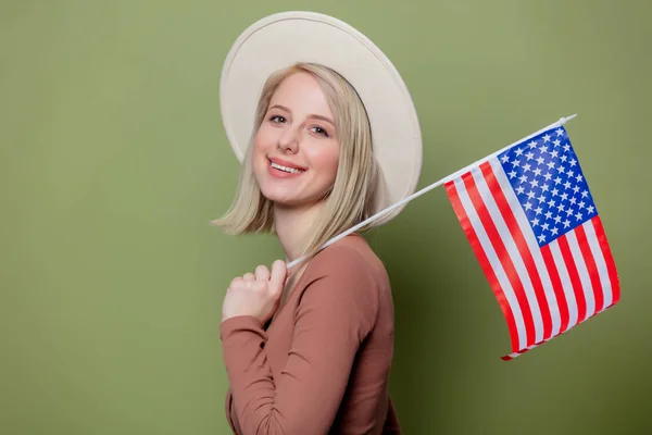 Όμορφη καουμπόισσα σε ένα καπέλο με σημαία Ηνωμένων Πολιτειών της Αμερικής — Φωτογραφία Αρχείου