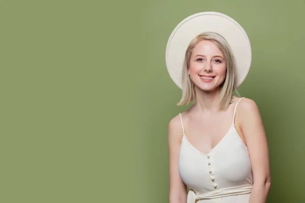 Menina loira bonita em chapéu branco e vestido — Fotografia de Stock