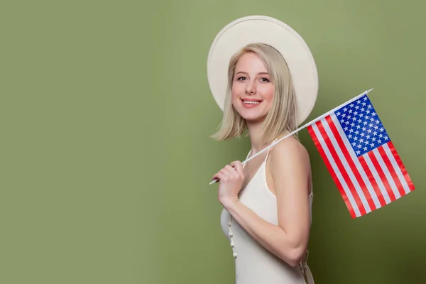 Vaqueira bonita em um chapéu com bandeira dos Estados Unidos da América — Fotografia de Stock