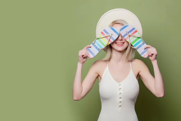 Mooi blond meisje met vakantie teenslippers schoenen — Stockfoto