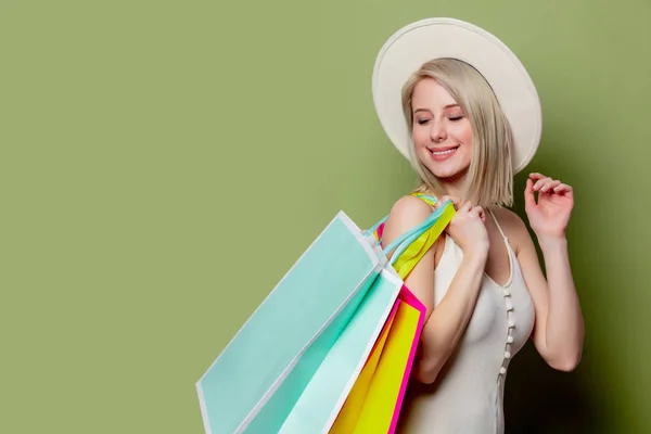 Mooi blond meisje met winkelen een tassen — Stockfoto