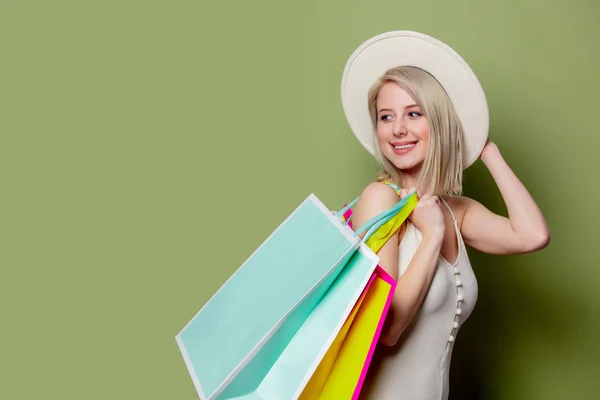 Krásná blondýna dívka s nákupem tašky — Stock fotografie