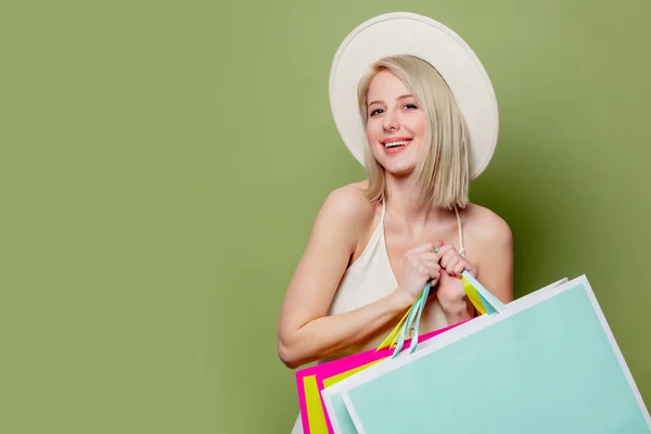 Piękna blondynka z torbami na zakupy — Zdjęcie stockowe
