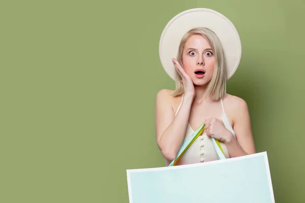 Chica rubia sorprendida con bolsas de compras — Foto de Stock